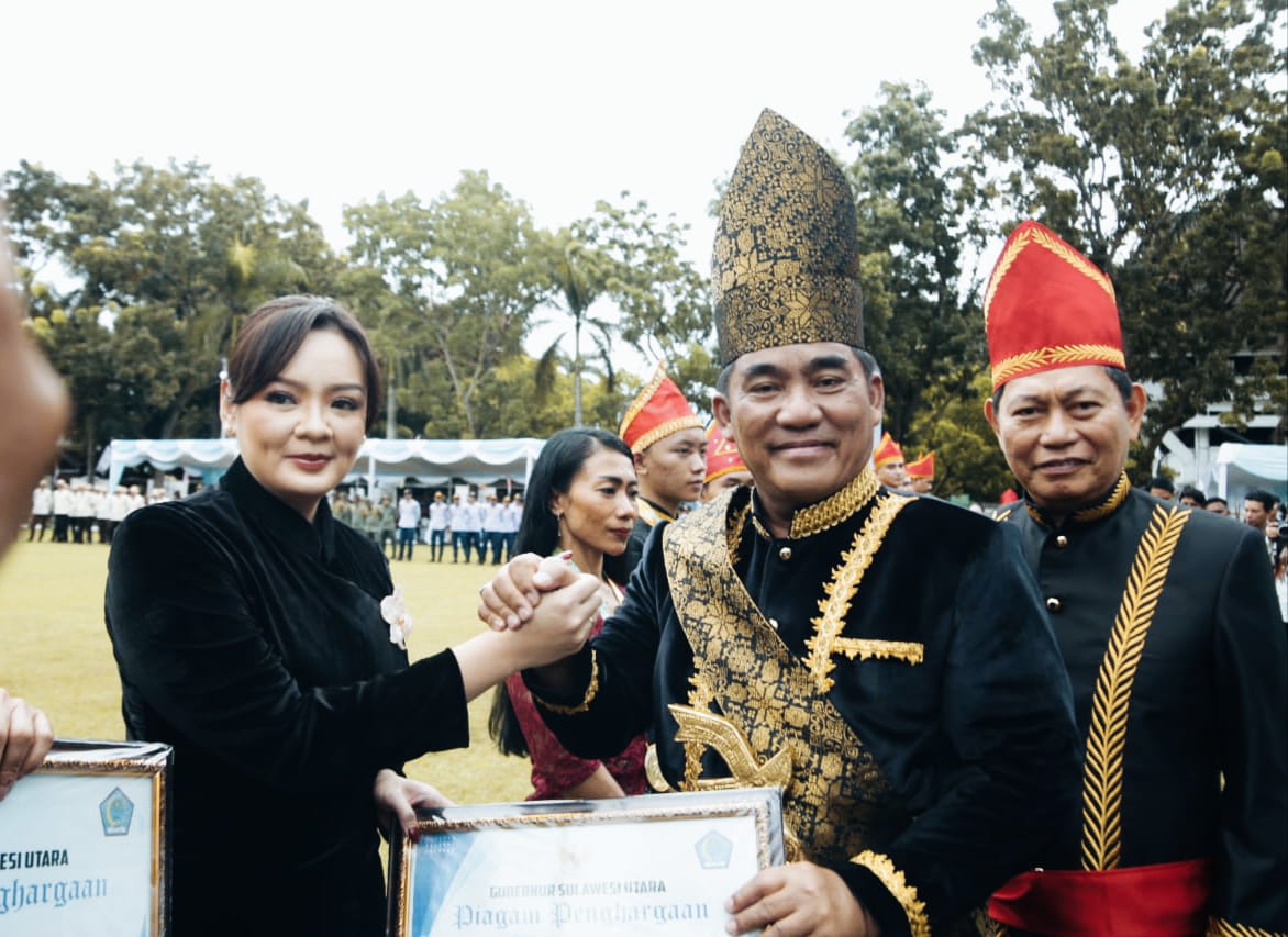 SUKSES: Wawali Sendy Rumajar saat menerima penghargaan Best Performance Penurunan Stunting dari Gubernur Sulawesi Utara Yulius Selvanus didampingi Wagub Victor Mailangkay. Dok istimewa