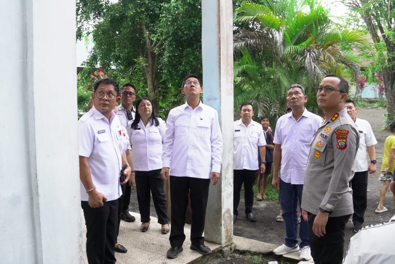 Wali Kota Bitung Hengky Honandar turun langsung di SMP Negeri 5 Bitung yang mengalami kebakaran.(Dok Istimewa)