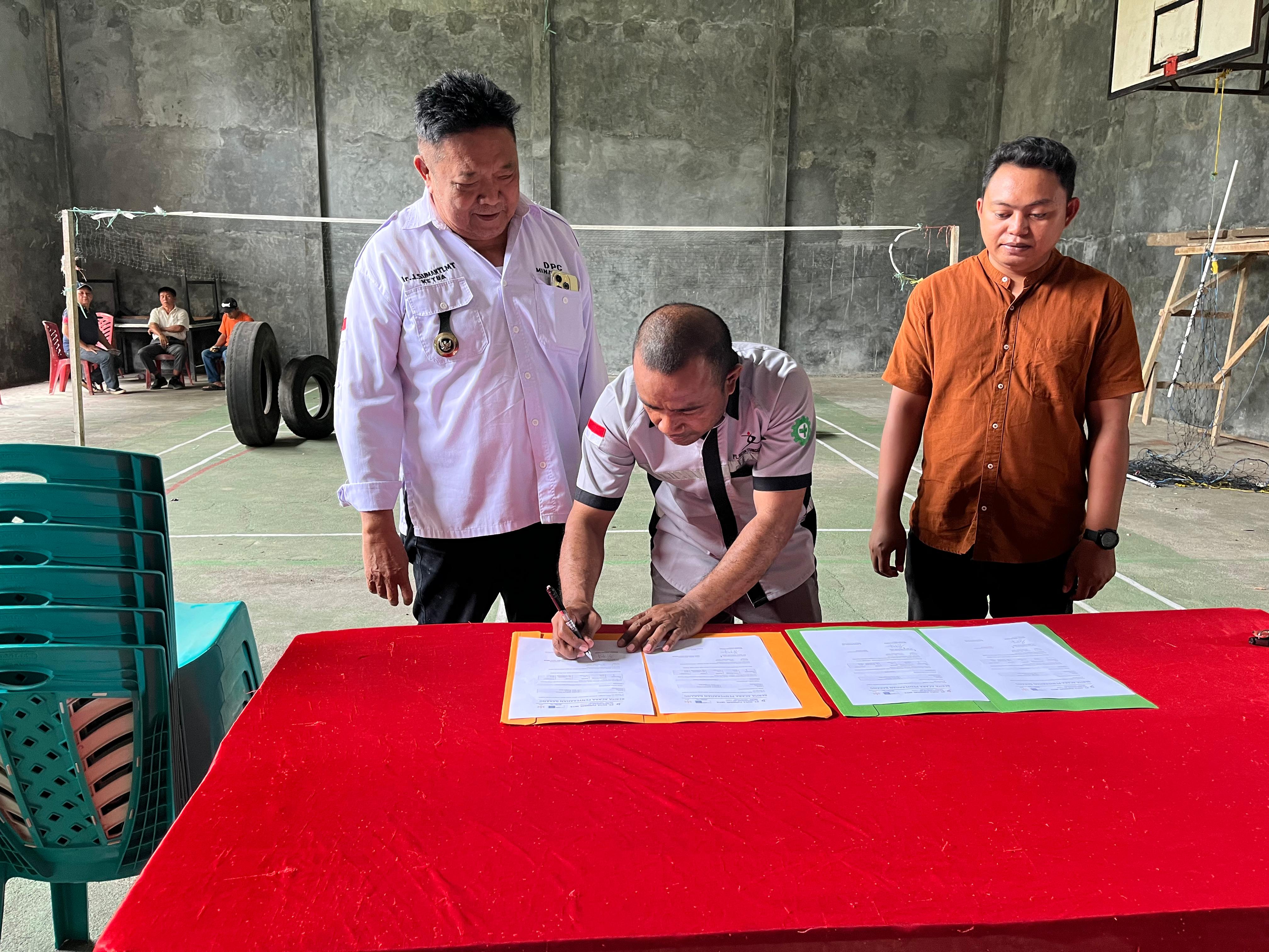 Penandatanganan berita acara penyerahan bantuan.