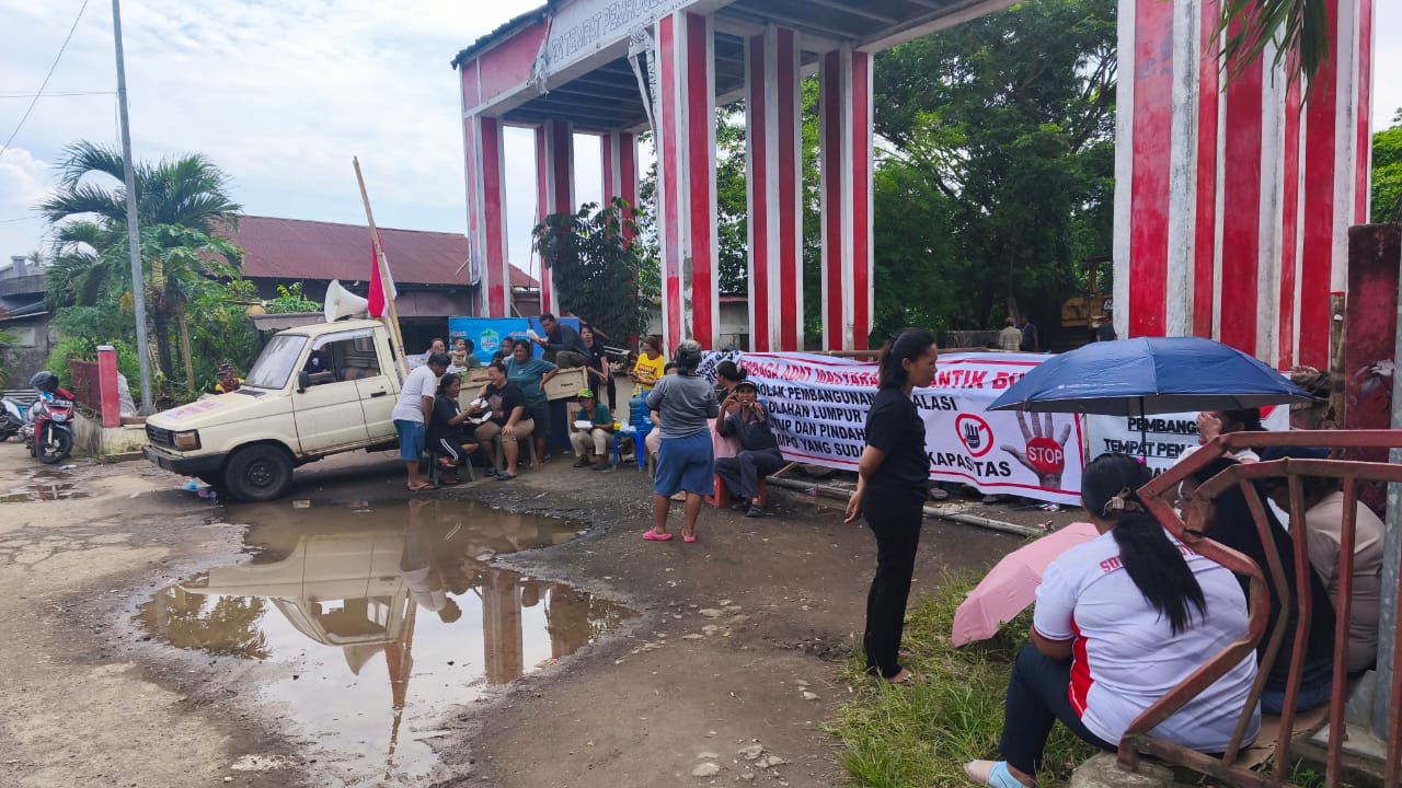 Warga memblokir akses masuk TPA Sumompo Manado.