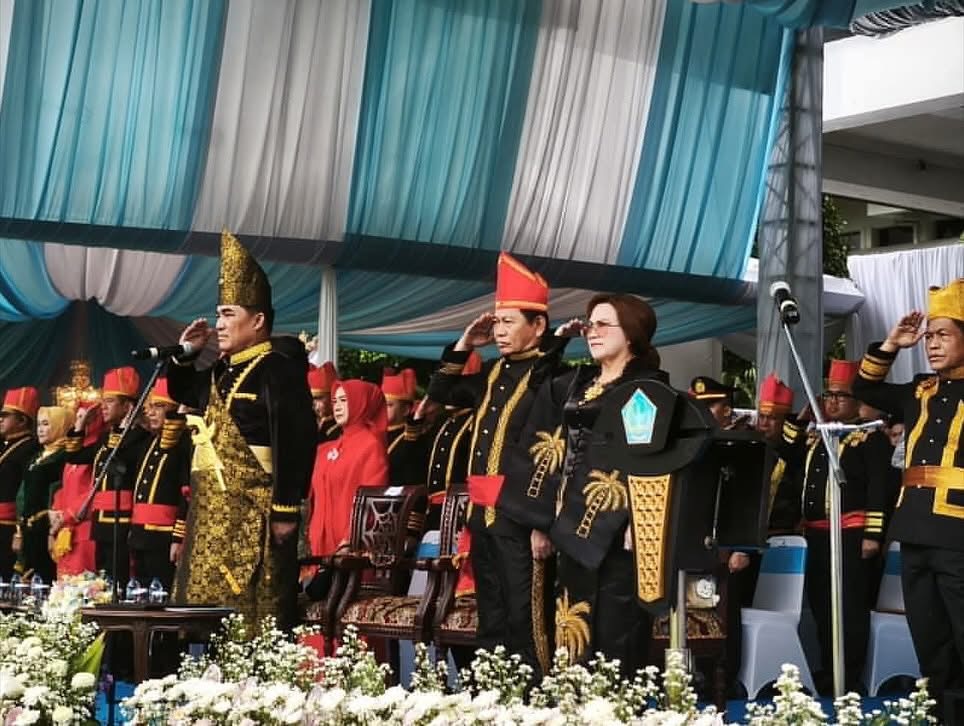 Gubernur Yulius Selvanus saat menjadi inspektur upacara di peringatan HUT ke 61 Provinsi Sulawesi Utara, didampingi Wagub Victor Mailangkay.