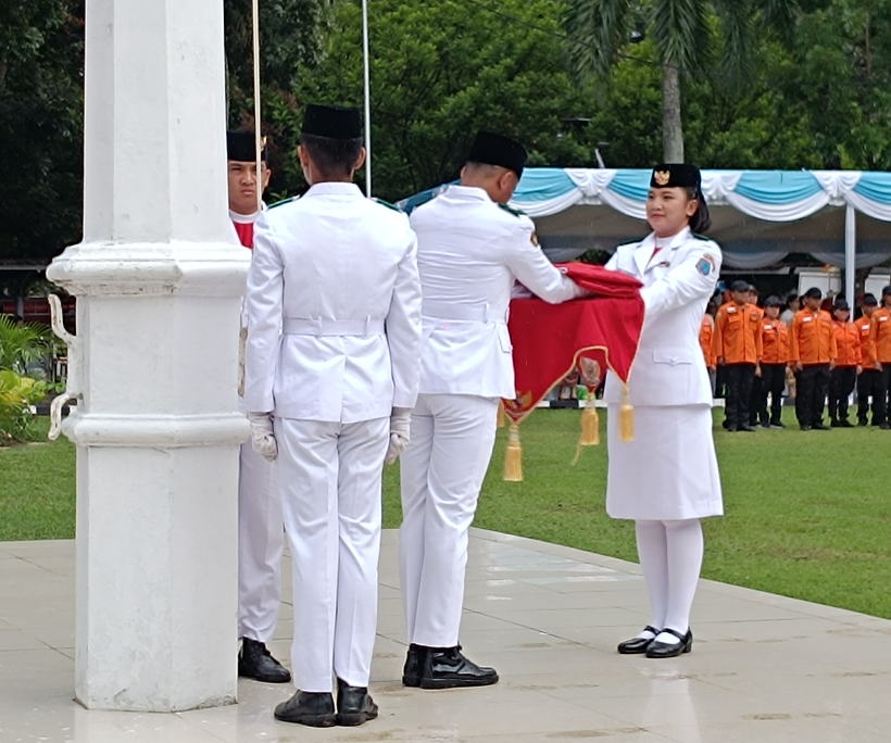 Bianca Lantang pembawa Baki Paskibraka Nasional, melaksanakan tugas di upacara HUT ke 61 Provinsi Sulawesi Utara.