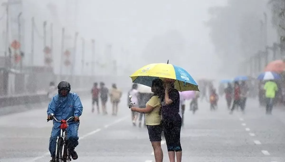 Warga menggunakan payung saat hujan di kawasan MH Thamrin dan Bundaran HI, Jakarta, (M Agung Rajasa/ANTARA)