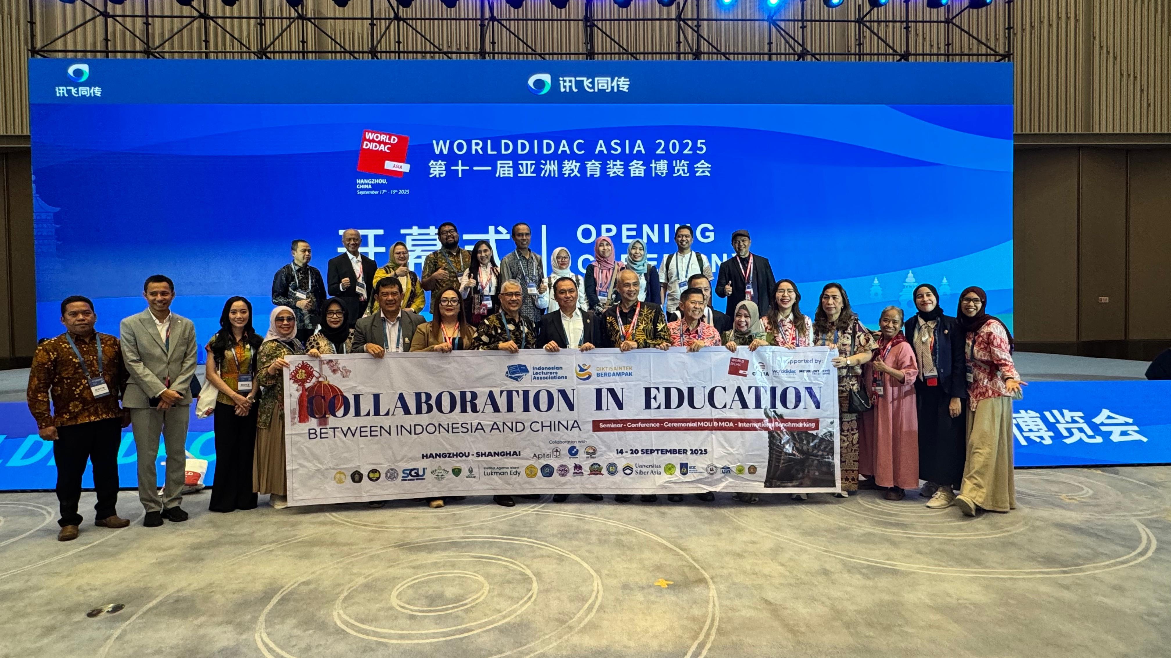 Delegasi Asosiasi Dosen Indonesia (ADI) bersama perwakilan perguruan tinggi Indonesia dan Tiongkok berfoto bersama pada ajang Worlddidac Asia 2025 di Hangzhou&ndash;Shanghai.