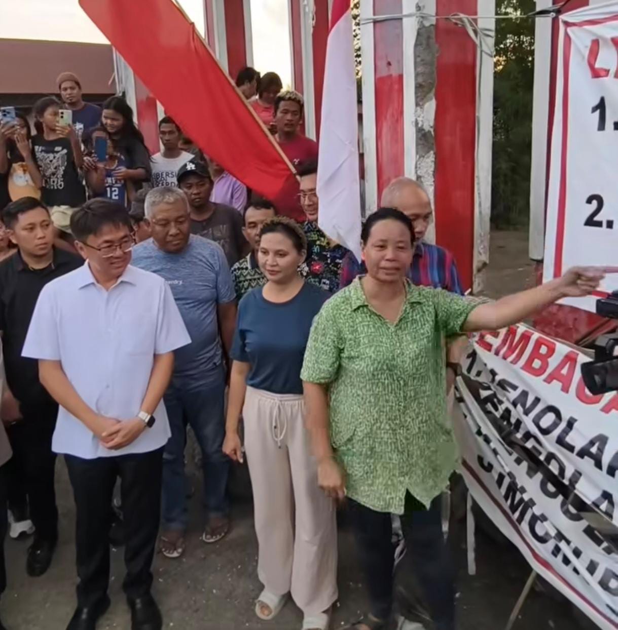 Wali Kota Manado saat bertemu dan berdiskusi mendengarkan langsung aspirasi warga di TPA Sumompo, Jumat (26/9)