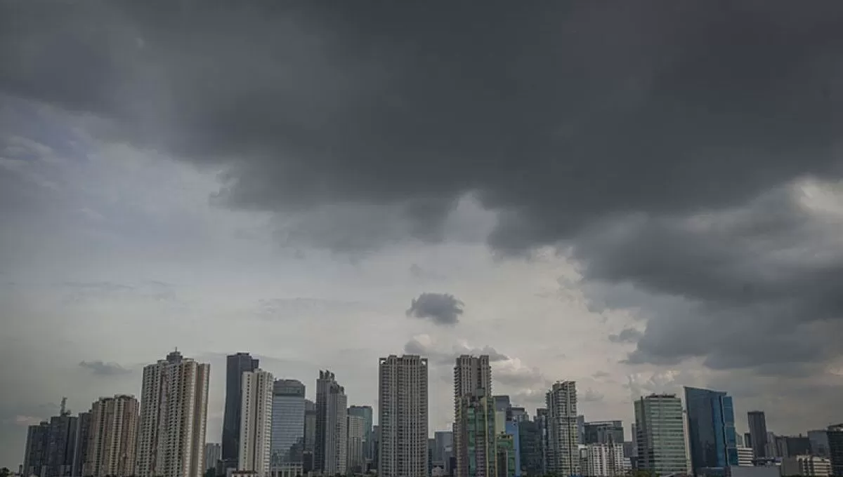 Pemandangan gedung-gedung bertingkat yang diselimuti awan tebal di Jakarta (Aditya Pradana Putra/ANTARA)