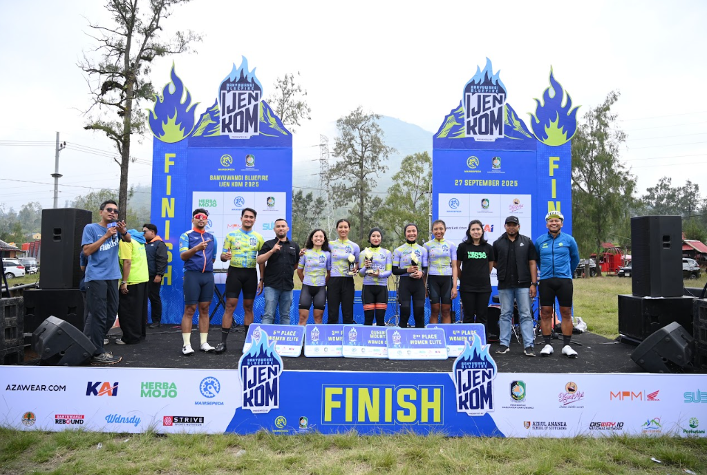 Para pemenang kategori Men Elite dan Women Elite berfoto bersama di podium usai penutupan Mainsepeda Trilogy 2025 di Banyuwangi.