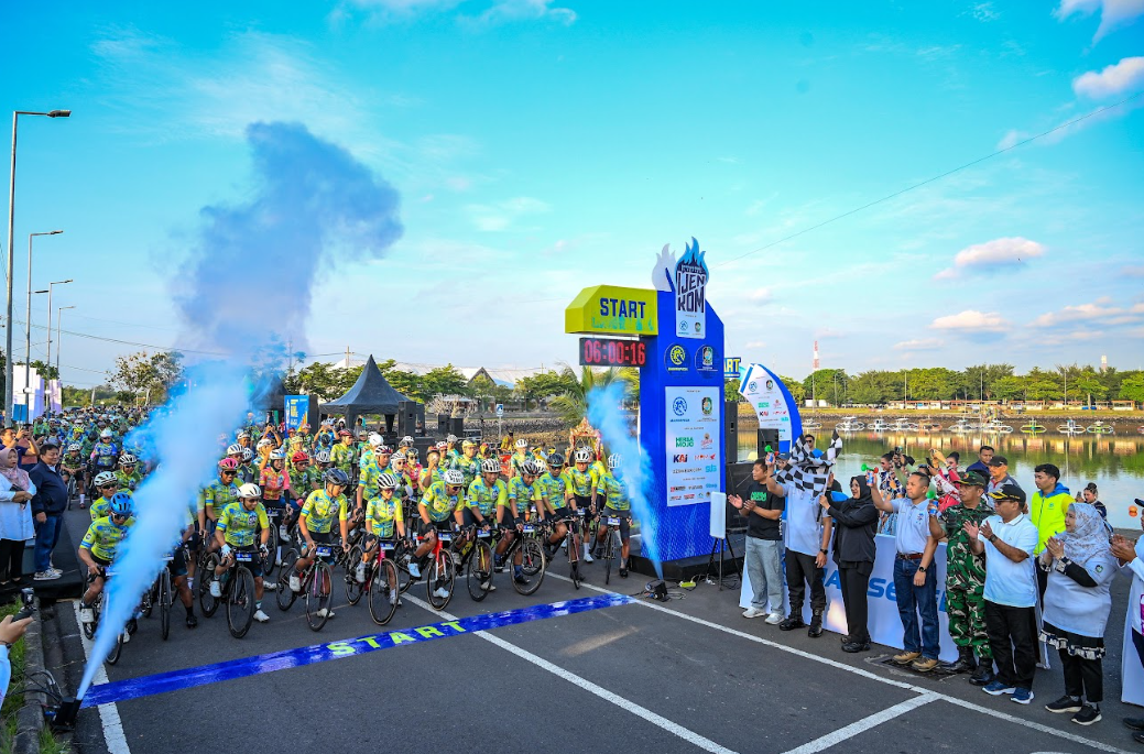 Suasana meriah start Banyuwangi Bluefire Ijen KOM 2025 di Pantai Boom Marina, Sabtu (27/9) pagi, dengan ratusan peserta dari dalam dan luar negeri.