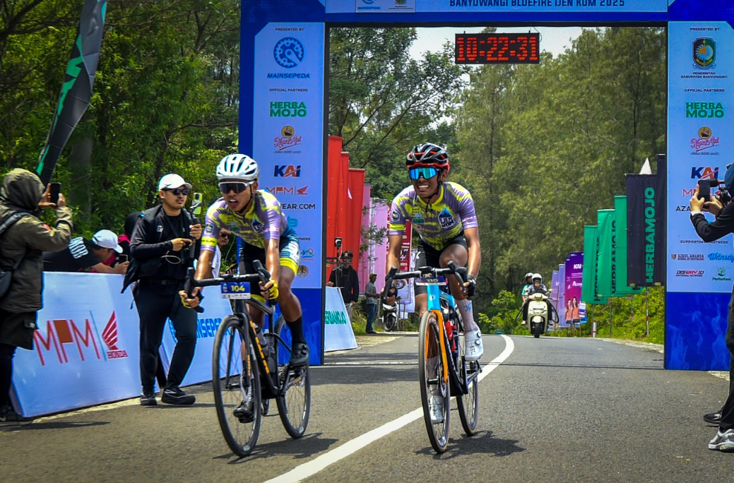 Dua cyclist melintasi garis finis Banyuwangi Bluefire Ijen KOM 2025 setelah menaklukkan tanjakan ikonik menuju Paltuding Ijen.
