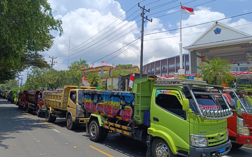 Ratusan dumptruk terparkir di depan gedung DPRD Sulawesi Utara