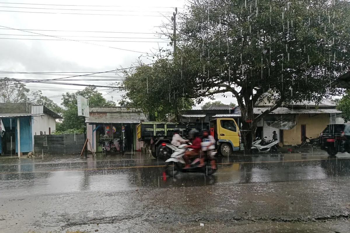 Pengendara saat melintas di jalan raya ketika terjadi hujan di wilayah NTB ANTARA/Akhyar Rosidi