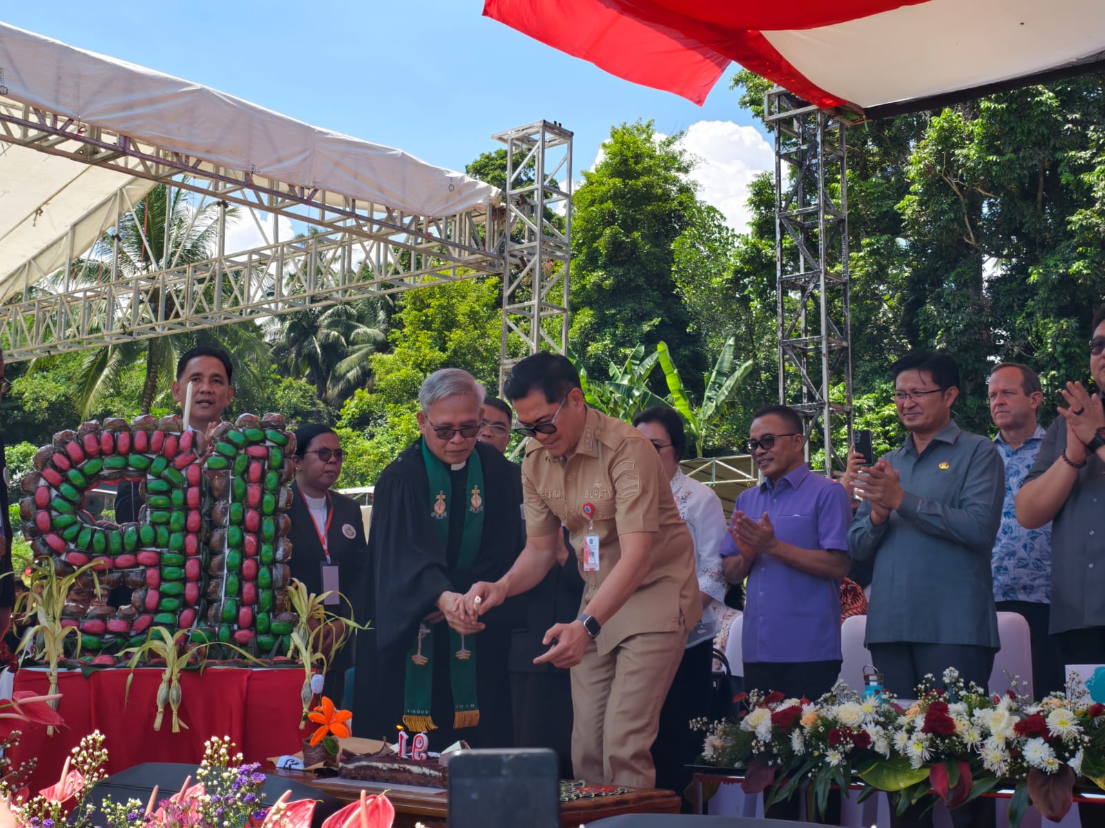 Bupati Minahasa Utara Joune Ganda bersama Plt Ketua Sinode GMIM Pdt. Janny Rende saat memasang lilin kue ulang tahun.