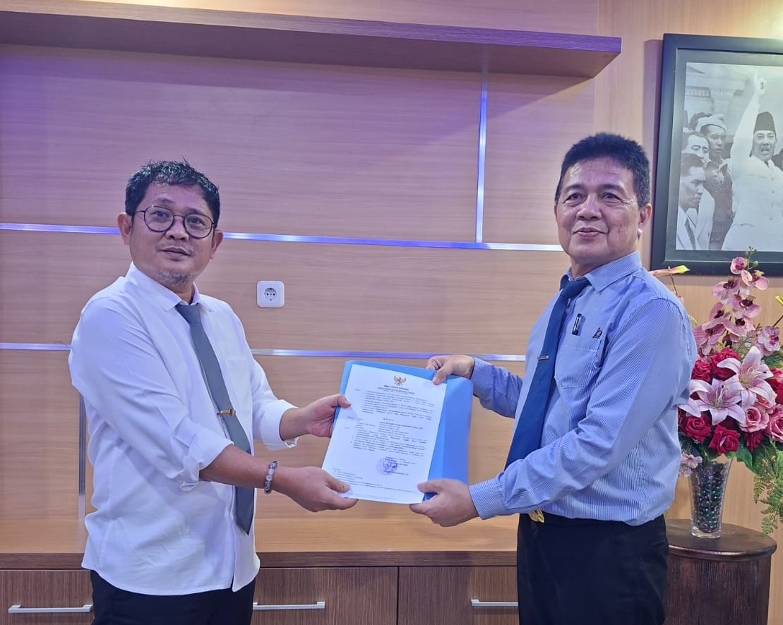 Sekkot Bitung Ign Rudy Theno menyerahkan surat perintah tugas kepada Michael Sondakh sebagai Plt Asisten II.(Dok Istimewa)