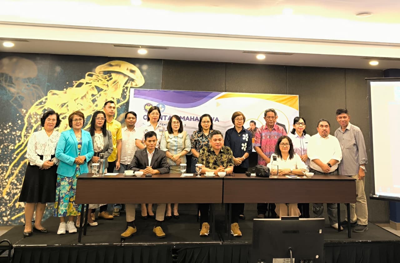 Koordinator dan tim PPG Unima bersama panitia saat pembukaan Orientasi Mahasiswa Guru PPG Dalam Jabatan Tahap 3 di The Sentra Hotel Manado.