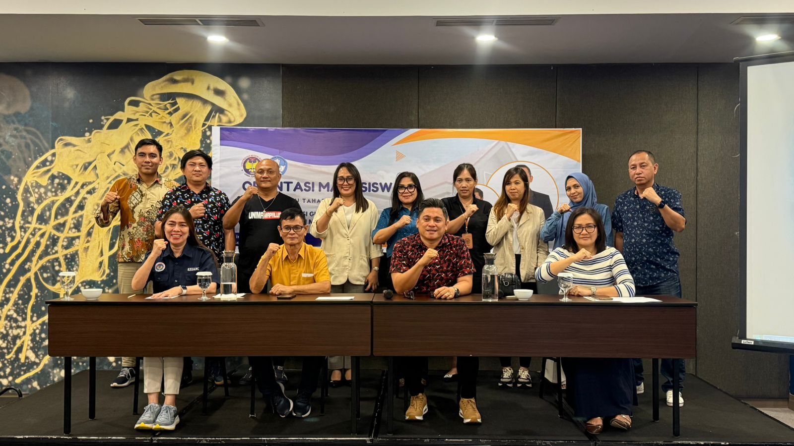 Kebersamaan panitia dan dosen pendamping PPG Unima dalam kegiatan orientasi mahasiswa guru PPG Tahap 3 yang diikuti 2.000 peserta secara daring.