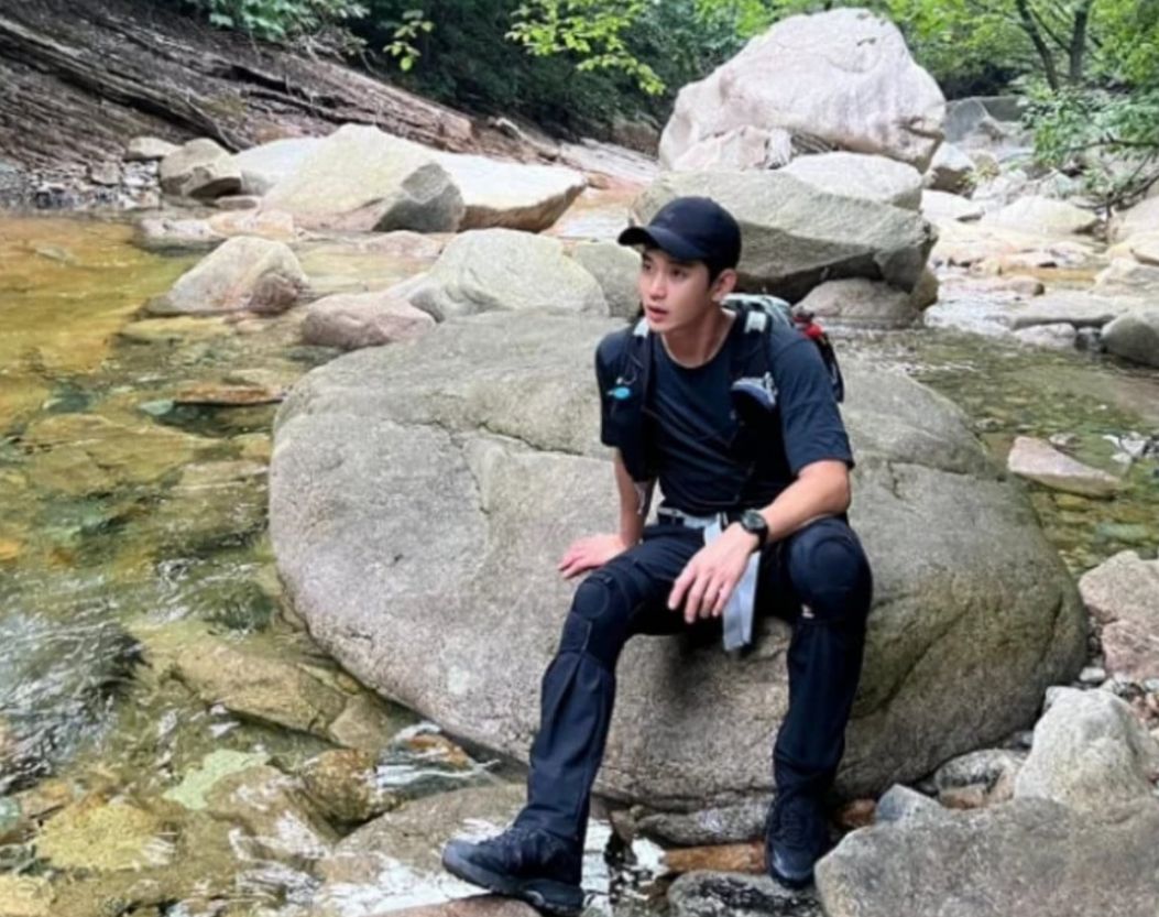 Kim Soo Hyun terlihat ikut aktivitas mendaki gunung.