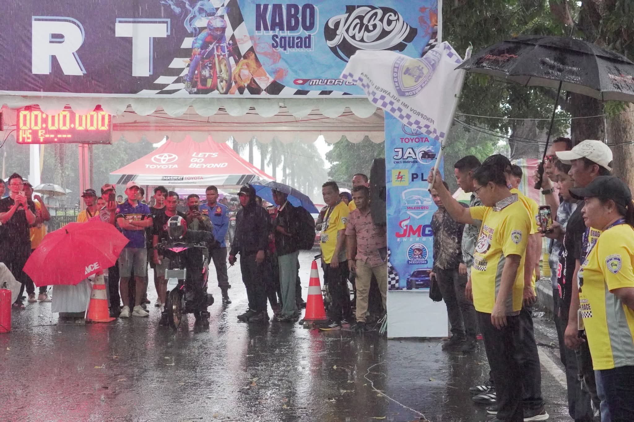 Wali Kota Bitung Hengky Honandar melepas peserta drag race.(Dok Istimewa)