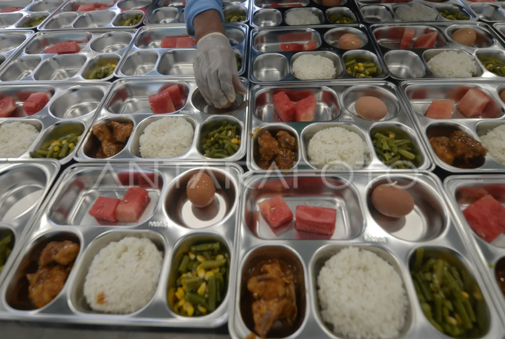 Petugas menata menu makanan yang akan didistribusikan pada program makan bergizi gratis (MBG) di salah satu dapur Satuan Pelayanan Pemenuhan Gizi (SPPG)