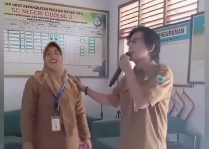 Viral video guru sedang karaoke saat jam pelajaran di sekolah.