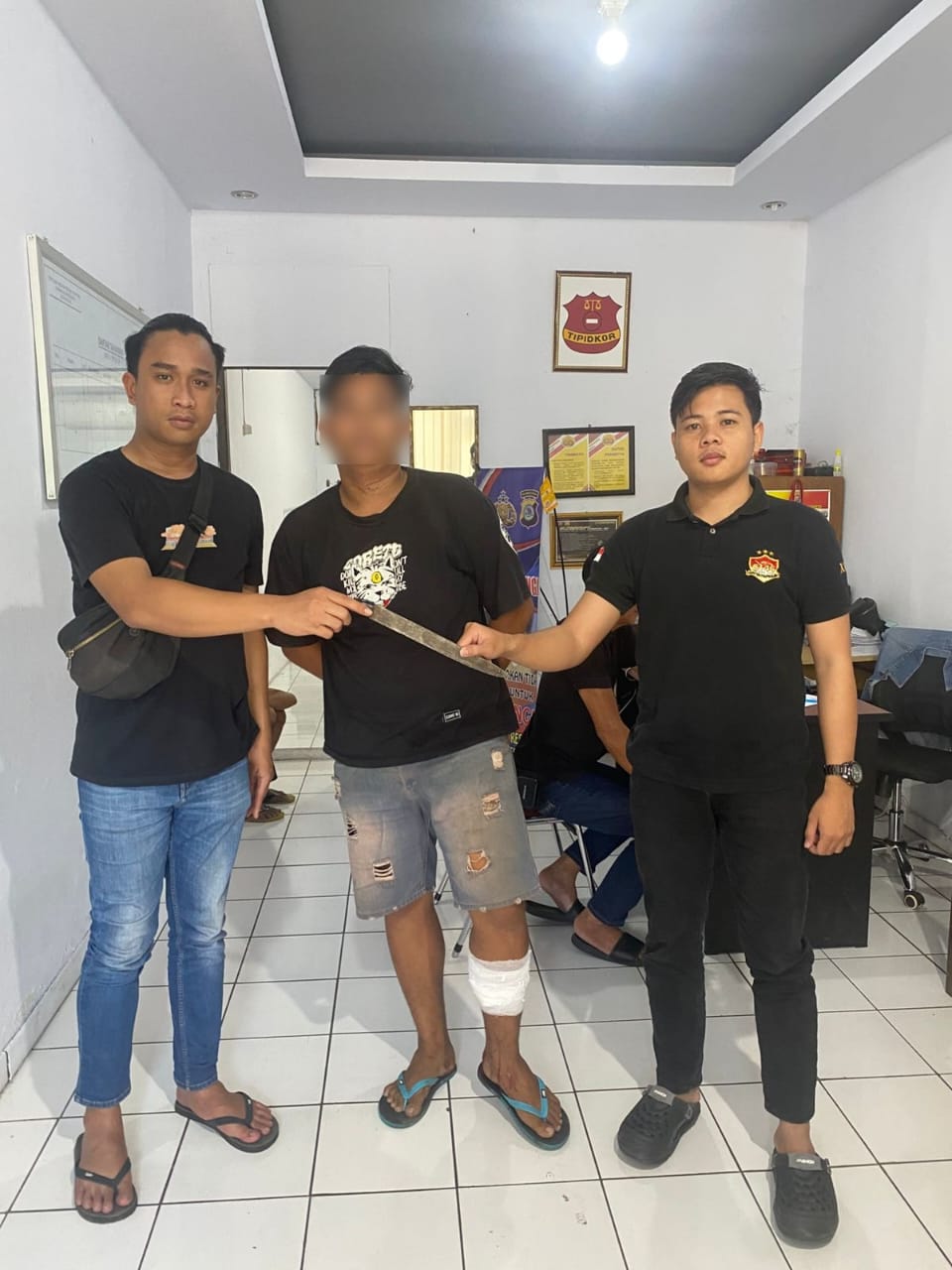 Kaki pelaku penikaman ini ditembak Tim Tarsius Presisi Polres Bitung karena melarikan diri saat hendak ditangkap.(Dok Istimewa)