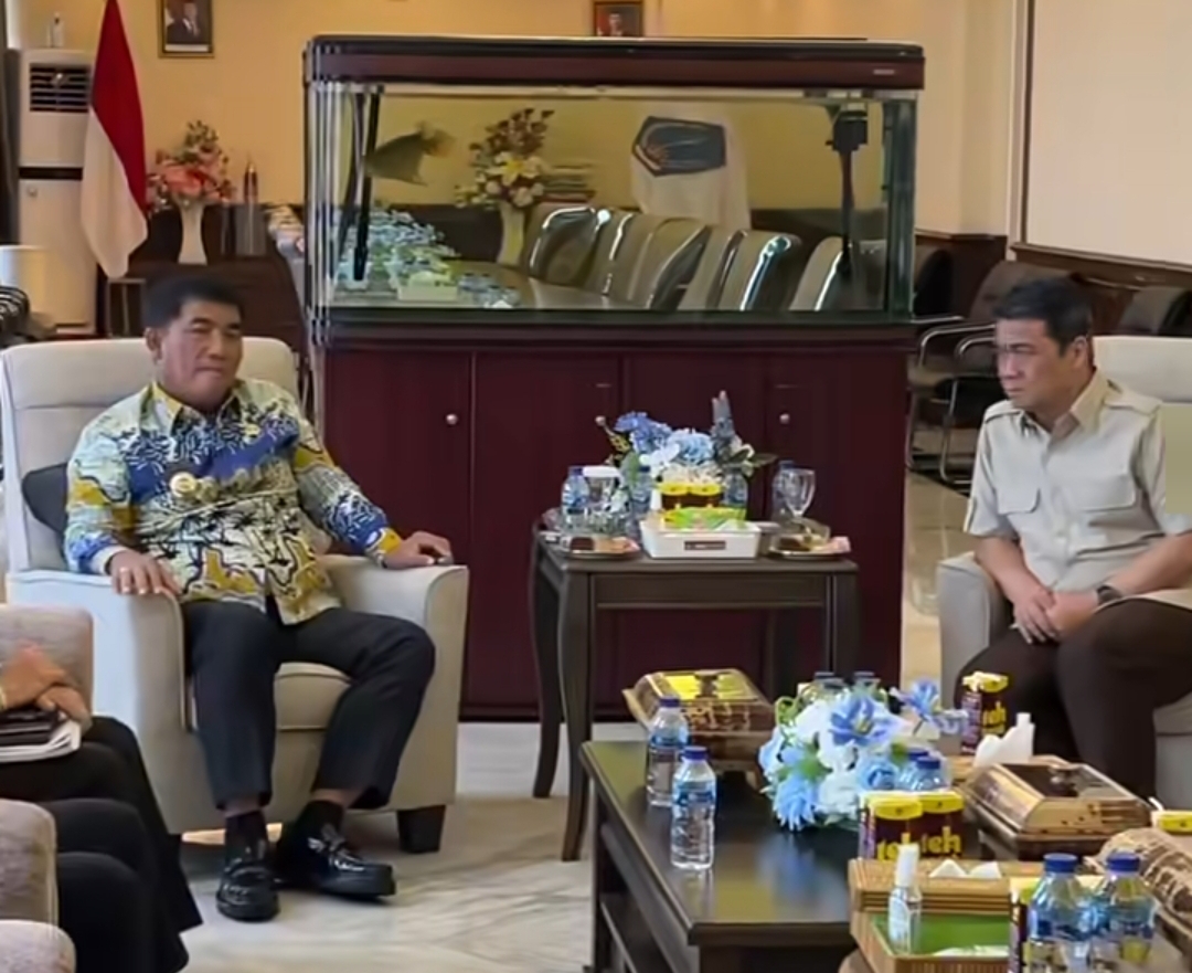 Gubernur Yulius Selvanus saat melakukan pertemuan penting bersama Wakil Menteri Desa dan Pembangunan Daerah Tertinggal RI Ahmad Riza Patria.
