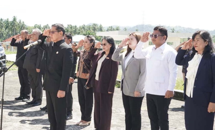 Wali Kota Bitung Hengky Honandar memimpin ziarah di makam para pendahulu dalam rangka memperingati HUT ke-35 Kota Bitung.(Dok Istimewa)