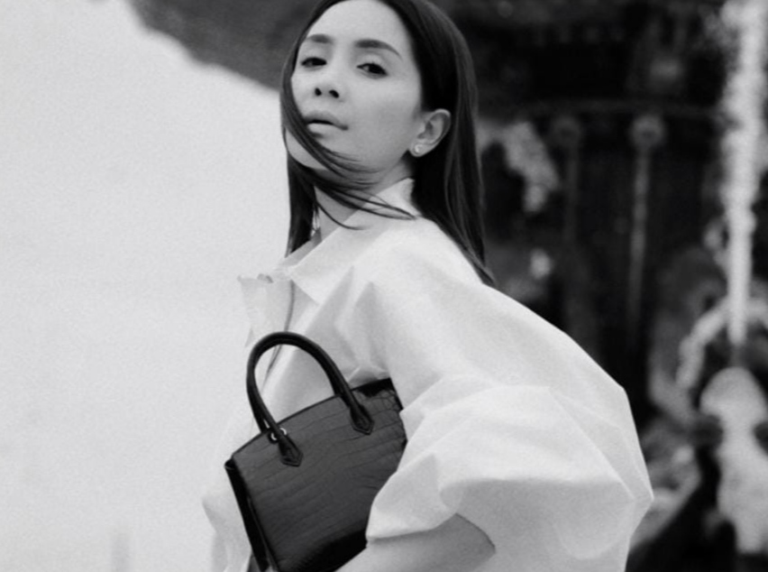 Nagita Slavina menggunakan baju dan tas dari brand NASL.