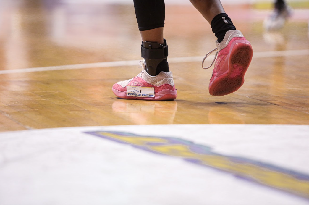 Sepatu pemain Spensa bertuliskan doa untuk korban ambruknya masjid Ponpes Al Khoziny, jadi simbol respect di lapangan DBL 2025.