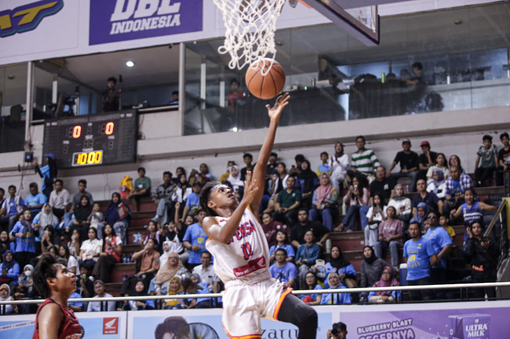 Aksi pemain Spensa saat melakukan lay up ke ring lawan di DBL Arena. Comeback manis ini makin lengkap dengan kemenangan atas Spendusa.