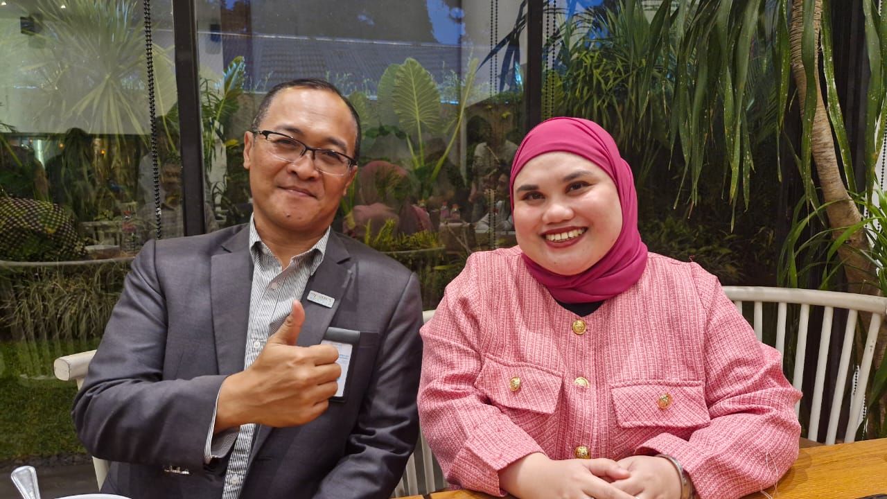 Radityo Ari Purwoko bersama Redaktur Ekonomi Manado Post.