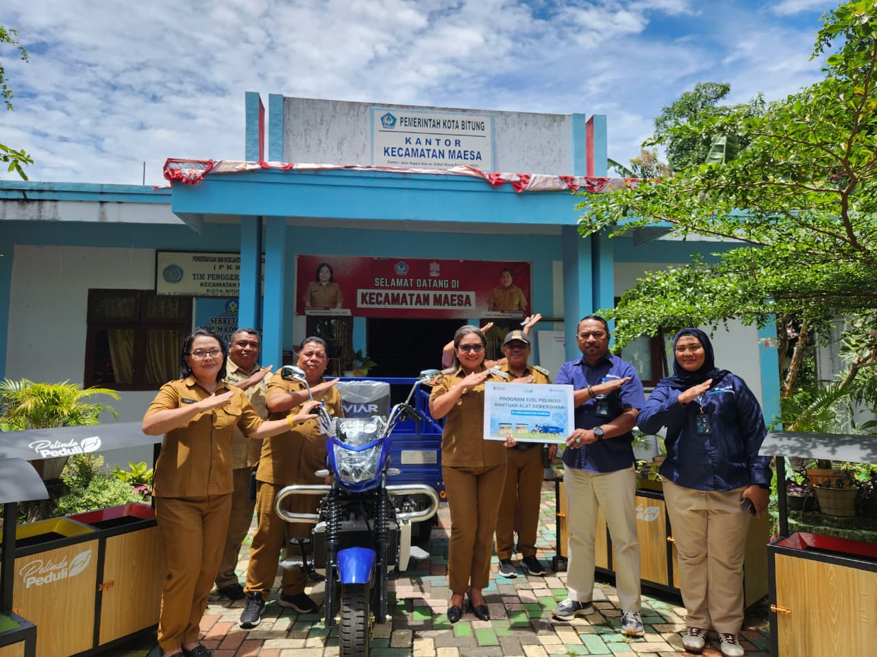 Pelindo Regional 4 Bitung menyerahkan bantuan program TJSL kepada Pemerintah Kecamatan Maesa.(Dok Istimewa)
