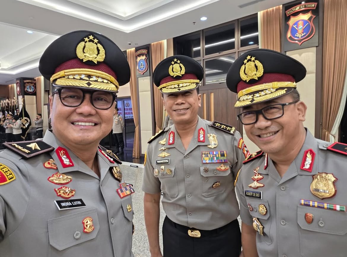 Brigjen Pol Indra Lutrianto (kiri) bersama Komjen Pol Yudhiawan (tengah) usai upacara kenaikan pangkat di Mabes Polri, Senin (6/10/2025) tadi malam.