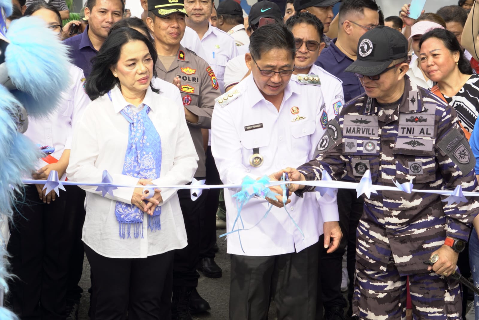 Wali Kota Bitung Hengky Honandar dan Ketua Umum Panitia FPSL 2025 Kolonel Laut (P) Marvill Marfel Frits E.D saat mengguting pita tanda dibukanya rangkaian kegiatan.(Dok Istimewa)