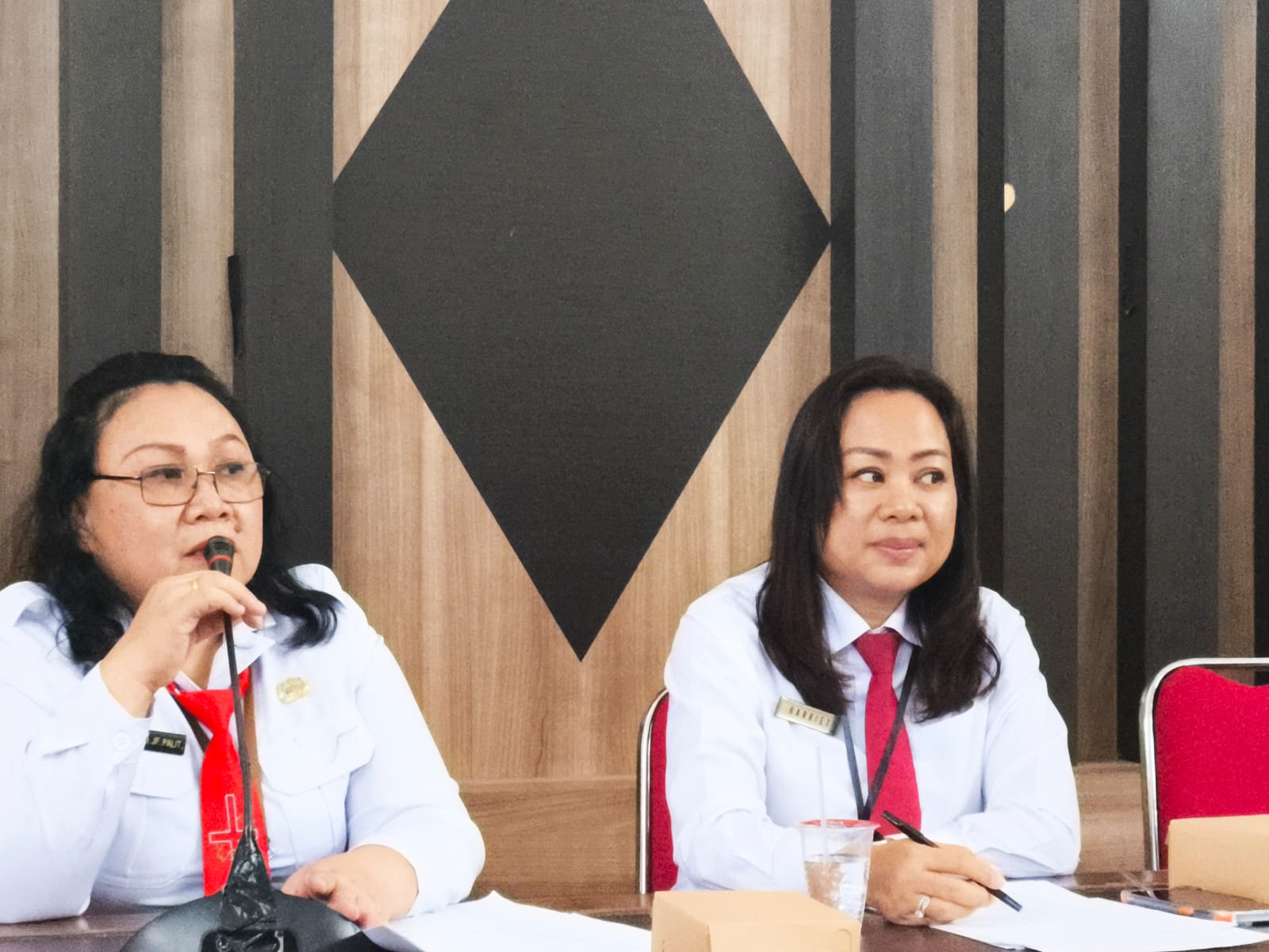 BERI PENJELASAN: Ingrid Palit saat menjelaskan soal Inovasi E-Sakip dan Si Bos didampingi Kabag Pembangunan Harriet Marzan, di Gelaran Konferensi Pers, Selasa (7/10/2025).Dok istimewa