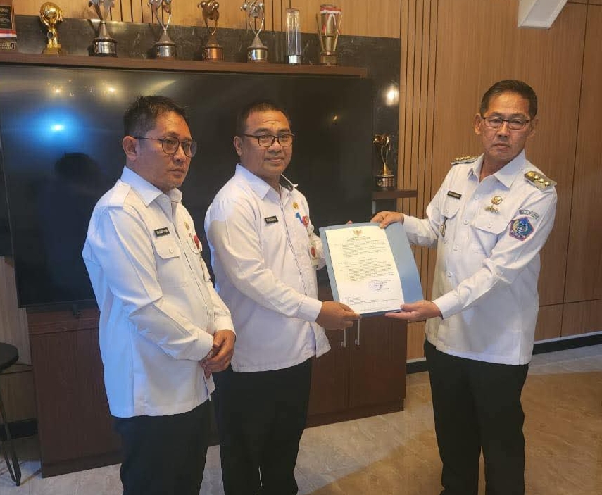 Wali Kota Bitung Hengky Honandar bersama Sekkot Bitung Ign Rudy Theno, menyerahkan surat perintah tugas kepada Forsman Dandel.(Dok Istimewa)