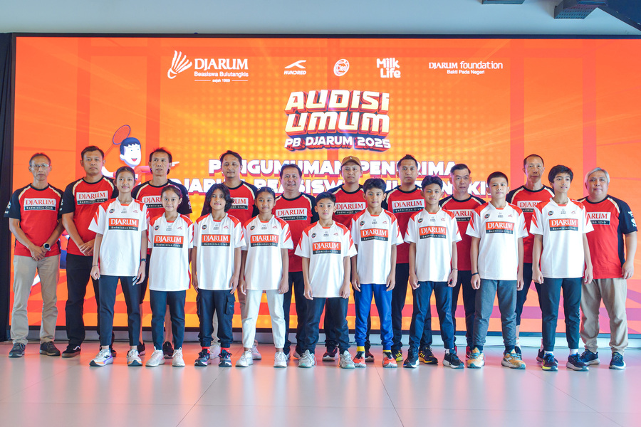 Sembilan penerima Djarum Beasiswa Bulutangkis 2025 berfoto bersama tim pencari bakat dan pelatih PB Djarum di Supersoccer Arena, Kudus, Jawa Tengah, Rabu (8/10).