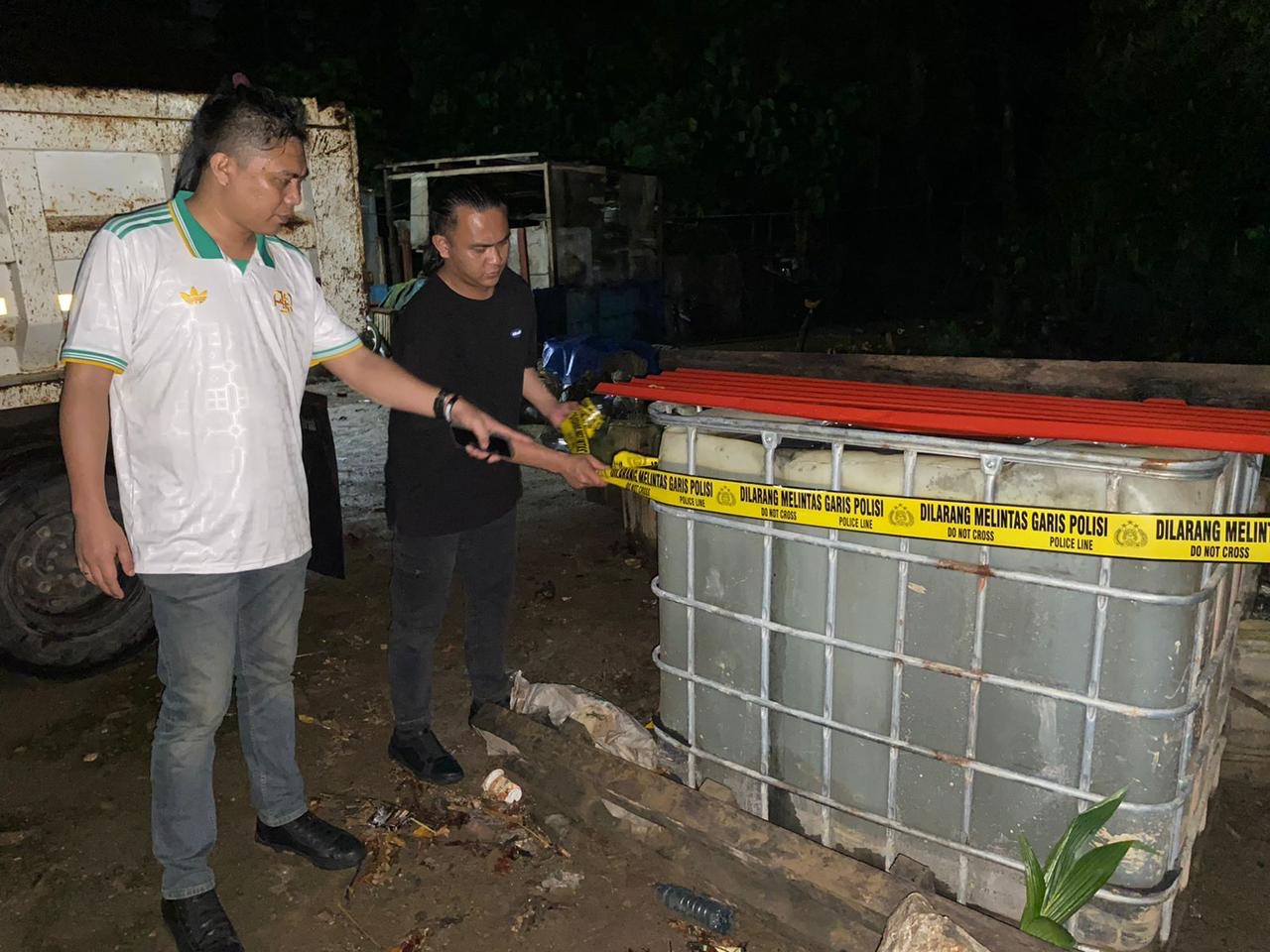 Satuan Reserse Kriminal (Satreskrim) Polres Bolaang Mongondow Timur (Boltim) menggerebek lokasi dugaan penimbunan bahan bakar minyak (BBM) jenis solar di Desa Buyat, Kecamatan Kotabunan, Boltim