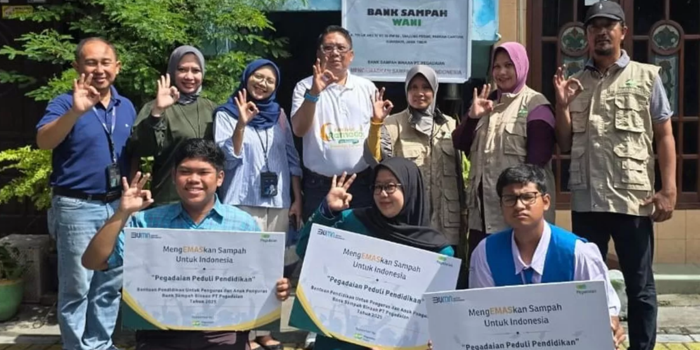 Penyaluran bantuan dana pendidikan dari Pegadaian untuk 599 pengelola dan anak pengelola bank sampah di Indonesia pada (8/9) lalu. (dok. Jawapos)