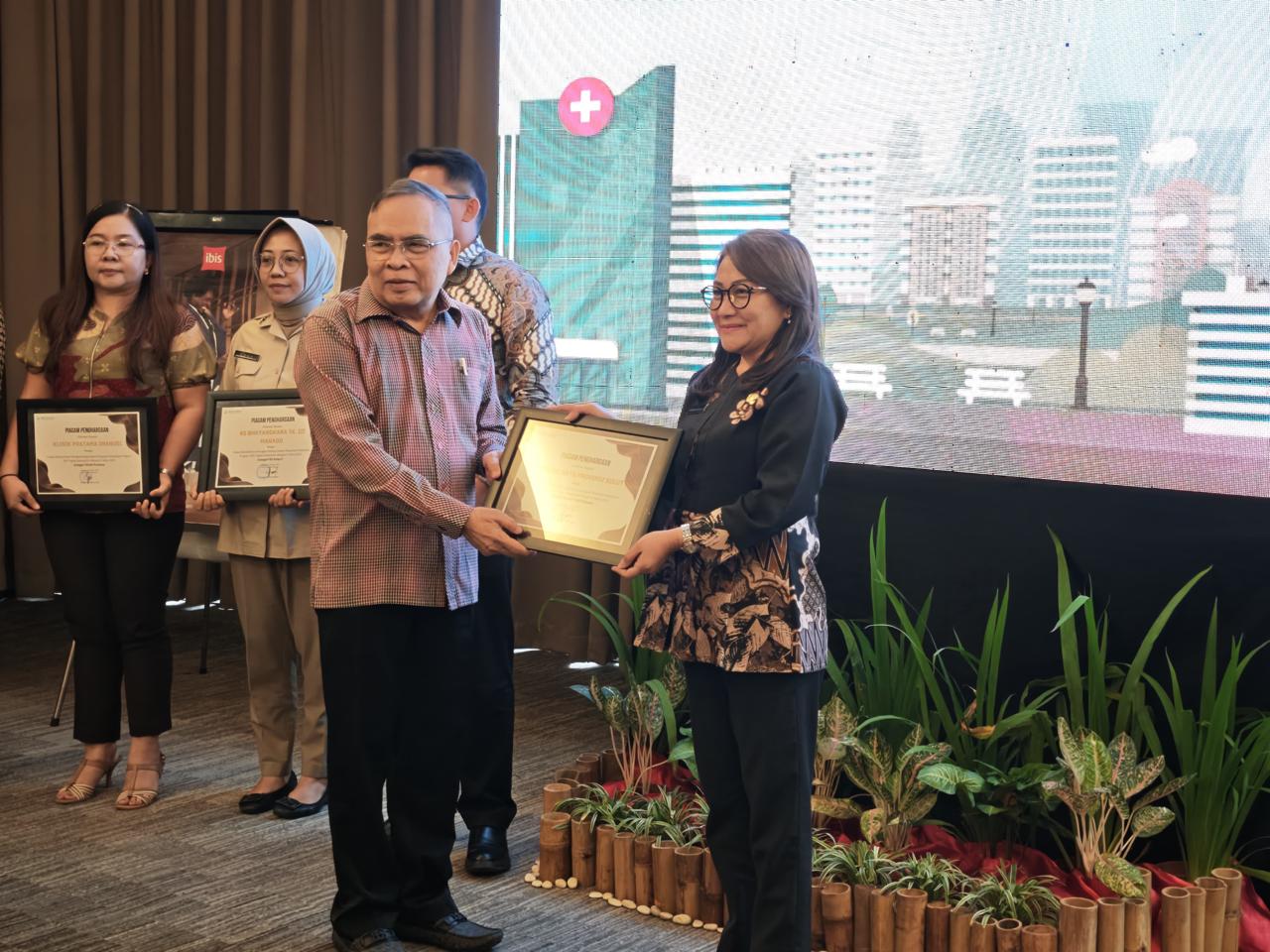 Penghargaan diterima oleh dr Linda A Matali MKes selaku Plt Direktur RSM Provinsi Sulawesi Utara.