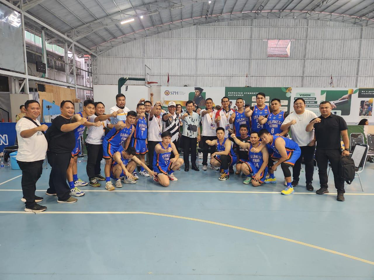 Tim basket Sulut bersama Wagub Victor Mailangkay.