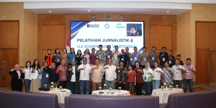 Foto bersama seluruh wartawan peserta Pelatihan Jurnalistik dan UKW, tim penguji dari LPDS, serta PT Pegadaian Wilayah V Manado, pada acara pembukaan di Aston Hotel Manado (8/10). (dok. istimewa)