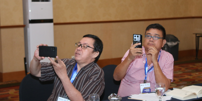(kiri) Subhan Sabu, (kanan) Reinold Welong, di hari-1 Pelatihan Jurnalistik dan UKW, di Aston Hotel Manado (8/10). (dok. Istimewa)