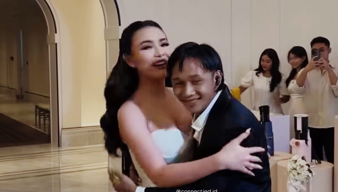 Fajar Sadboy jadi tamu undangan di resepsi pernikahan Amanda Manopo dan Kenny Austin, Jumat (10/10/2025)