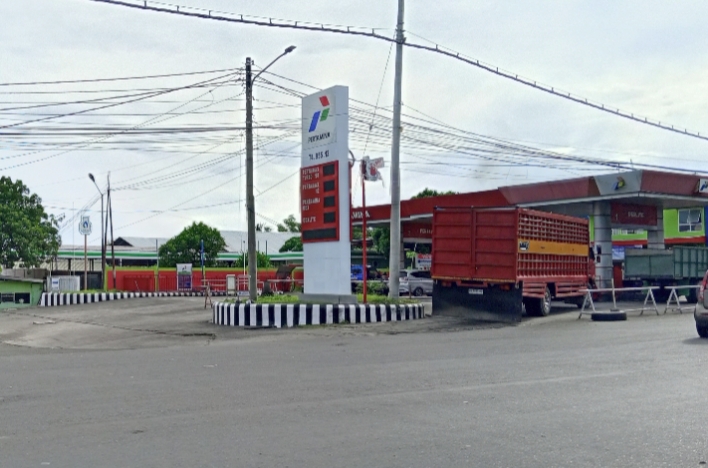 Nampak antrean solar di SPBU Kadoosan lengang. Hanya tiga kendaraan yang terpantau melakukan pengisian BBM.(Franky Sumaraw/MP)