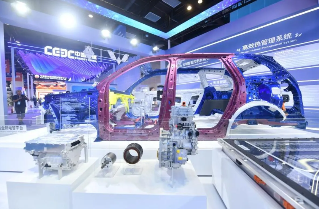 Kendaraan energi baru buatan Liuzhou dipamerkan dalam Pameran China-ASEAN ke-22 di Nanning, Guangxi, China, pada 20 September 2025.