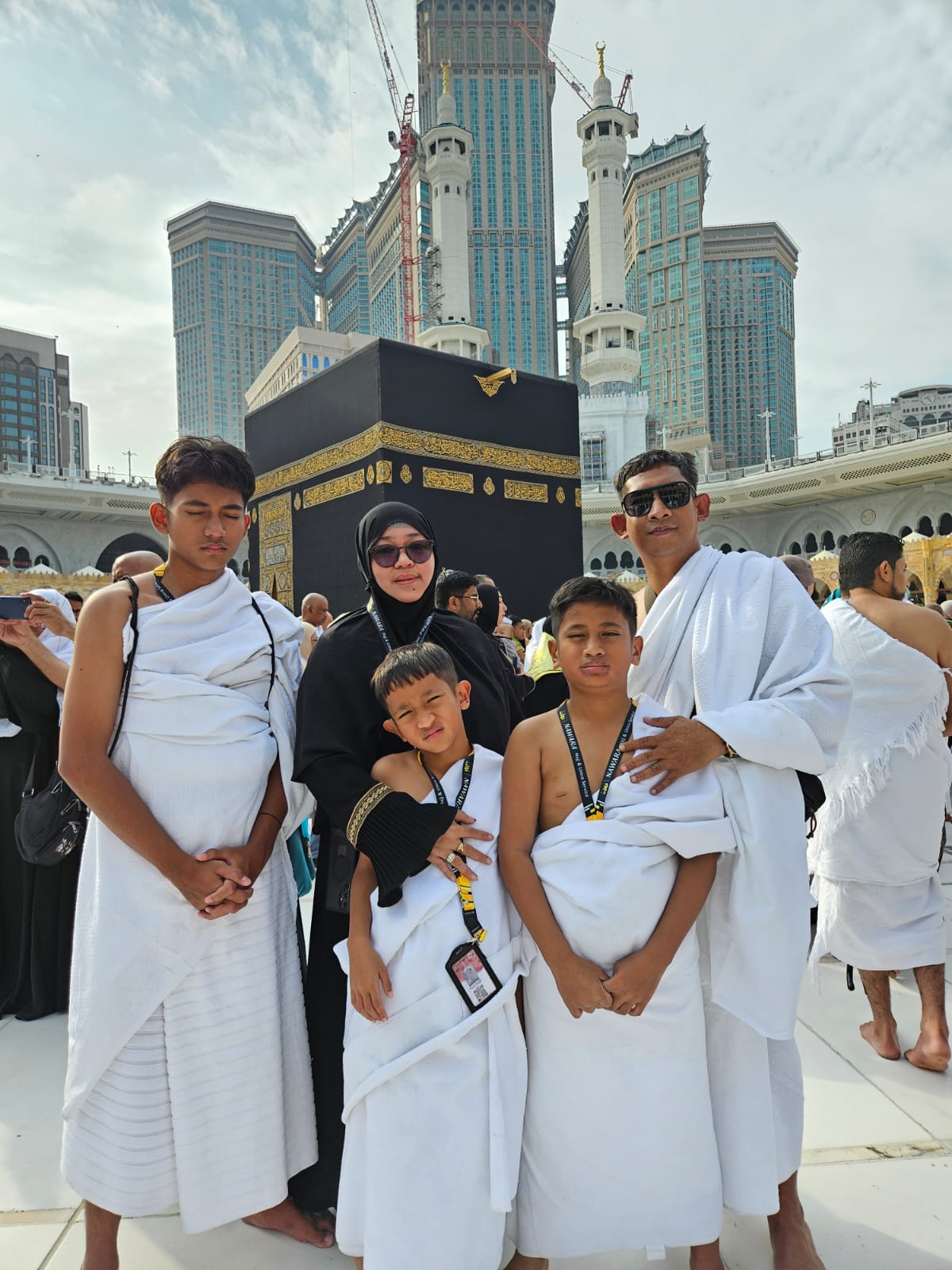 Karmila Kambayang bersama keluarga saat menunaikan ibadah umroh di Mekkah,(9/12/2024). (dok.istimewa)