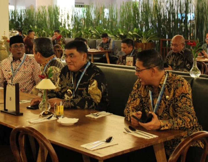 Wali Kota Bitung Hengky Honandar mendampingi Gubernur Sulut Mayjen TNI (Purn) Yulius Selvanus di sela kegiatan Rakornas TPAKD.(Dok Istimewa)