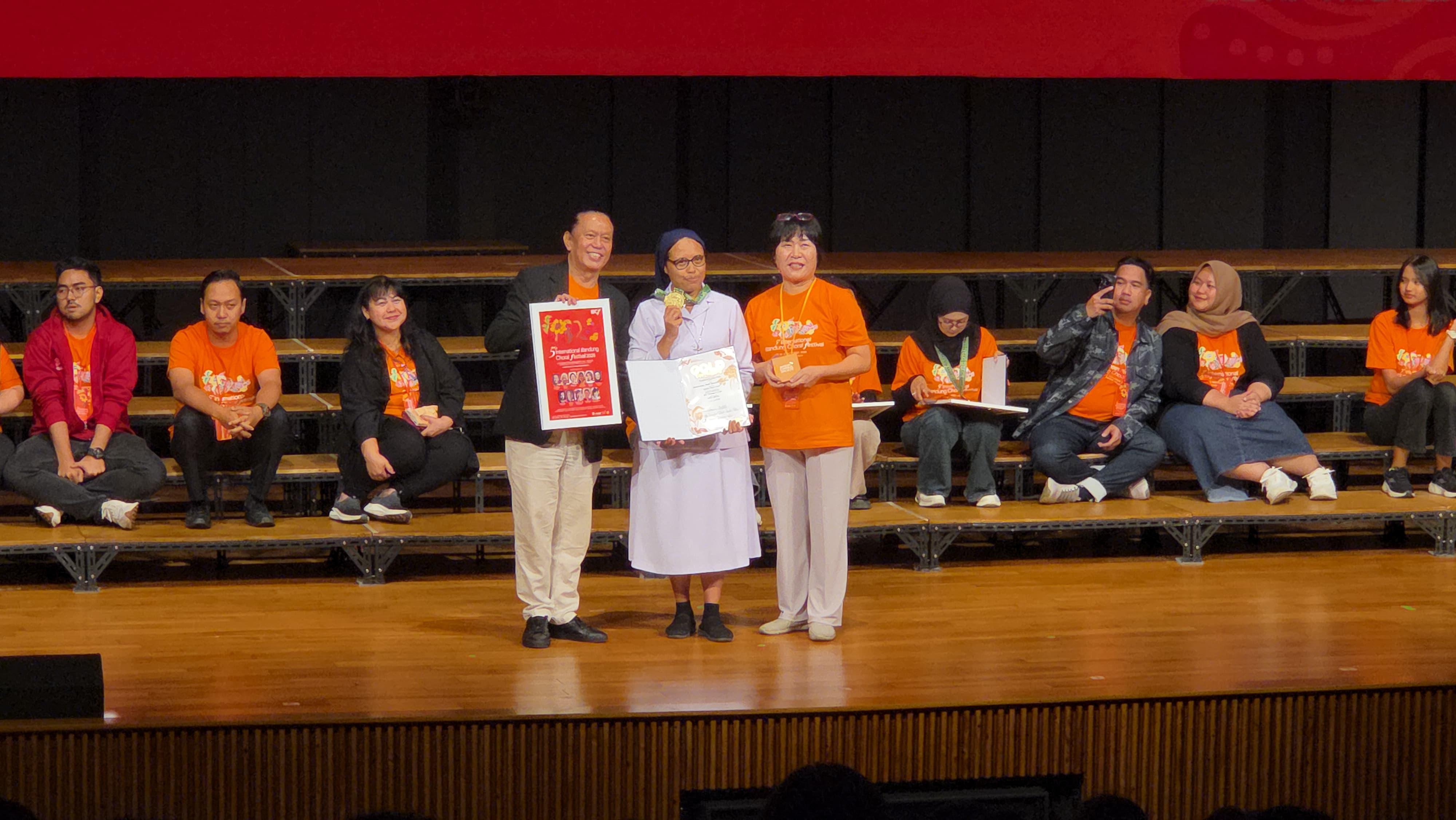 Sr. Maria Goreti Lopa, OSU menerima Medali Emas untuk SMP Katolik Theodorus Kotamobagu pada ajang IBCF 2025 di Bandung.