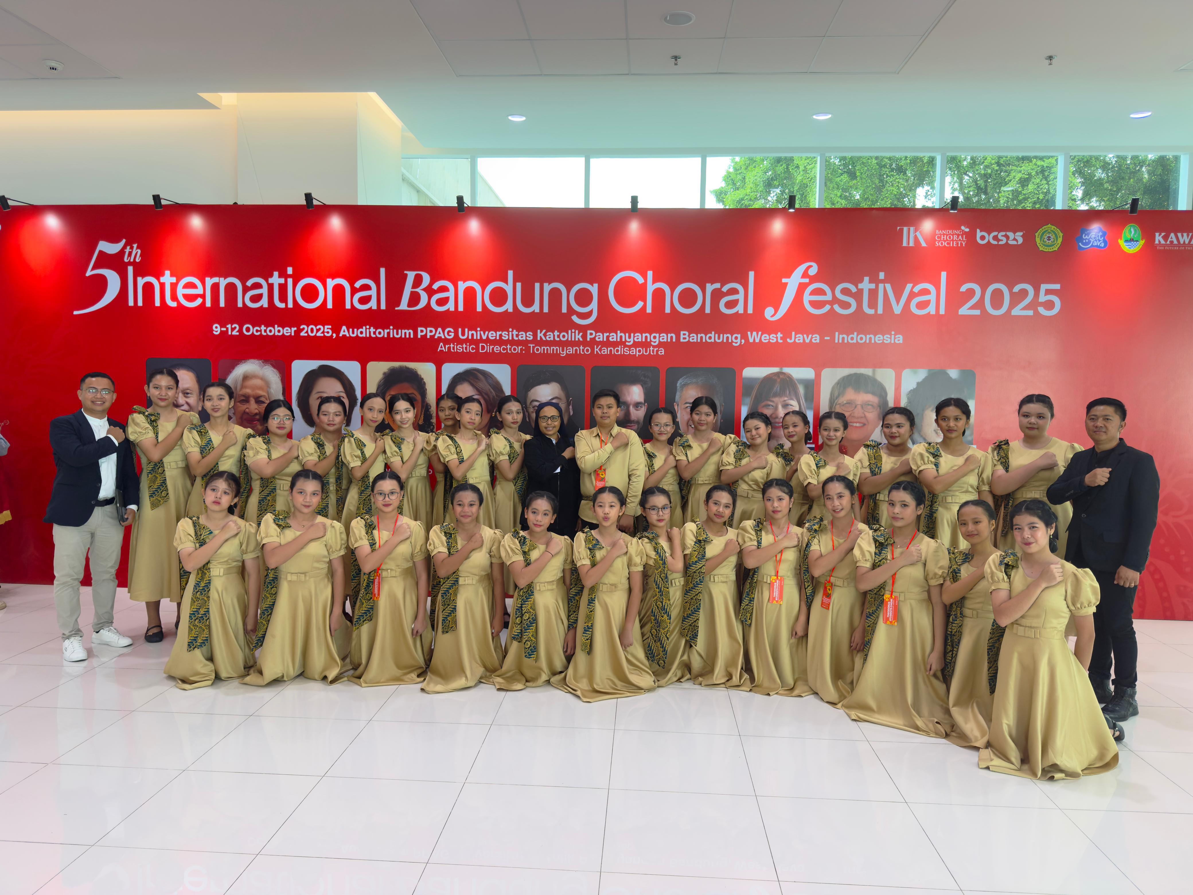 Tim paduan suara SMP Katolik Theodorus Kotamobagu berfoto bangga setelah meraih medali emas di International Bandung Choral Festival 2025.