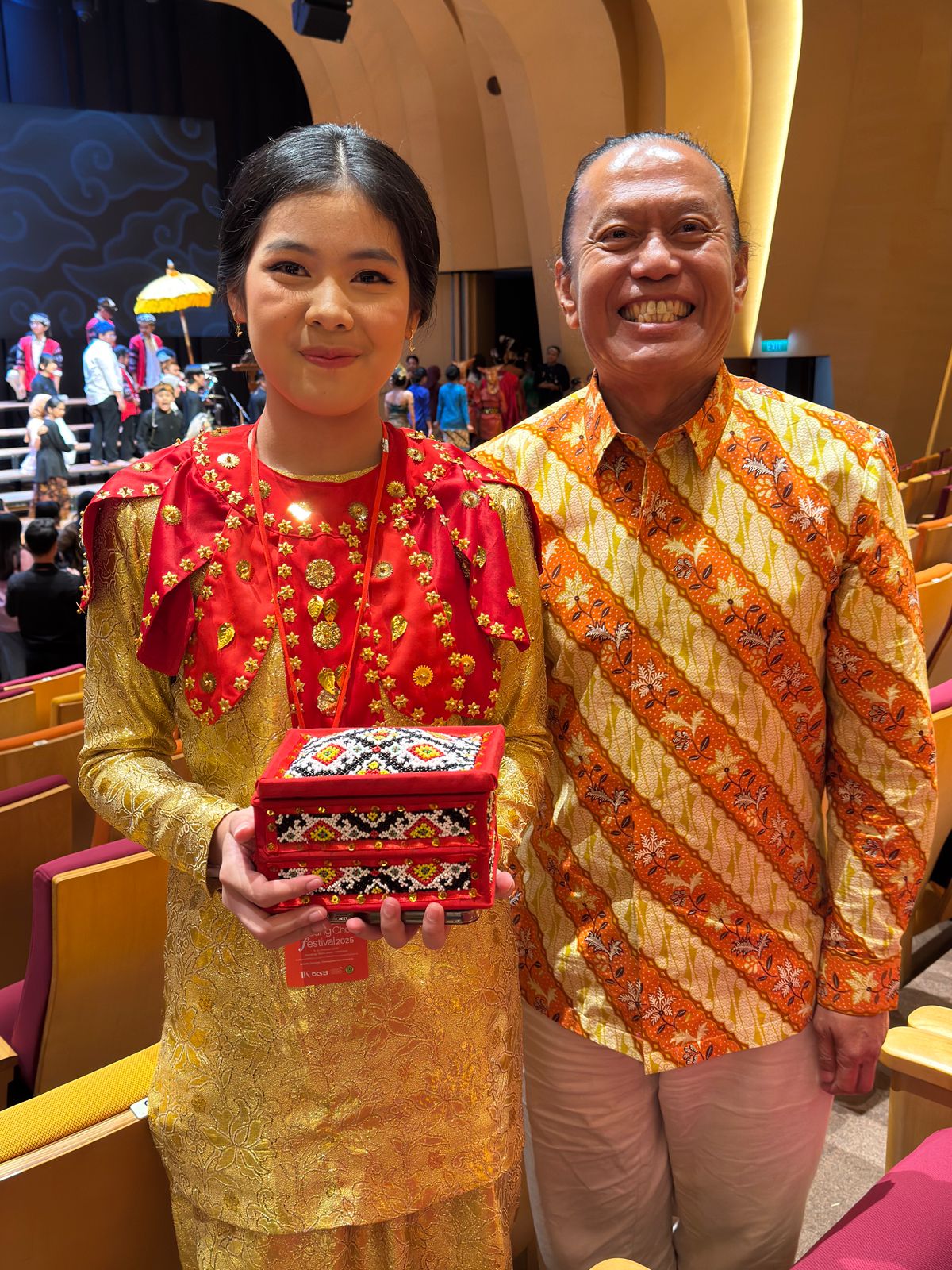 Cathaline Wong berfoto bersama bapak Tommyanto Kandisaputra, sebagai founder International CHORAL  Festival.